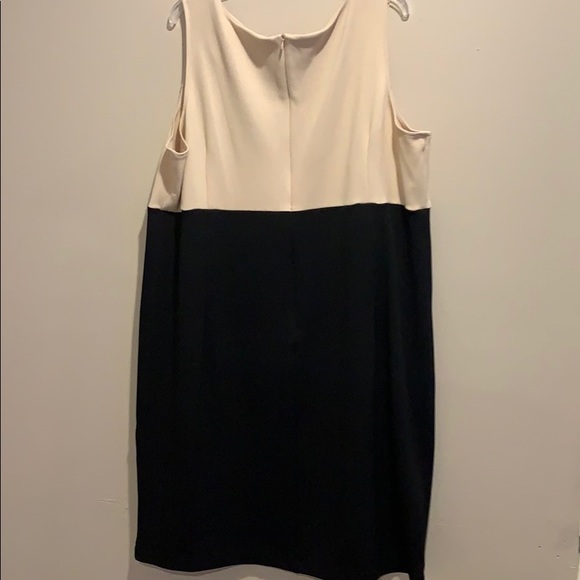 PRE-LOVED- DANNY &NICOLE 2Piece - Picture 2 of 6